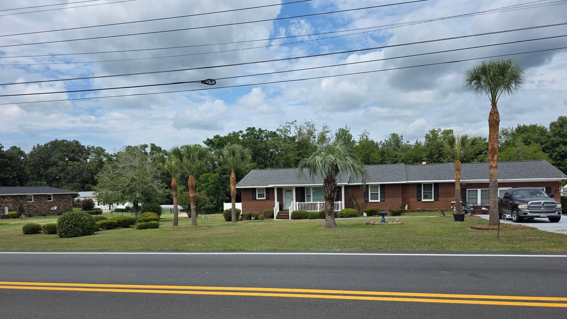 Roadside ranch home with the front lawn cut and edged